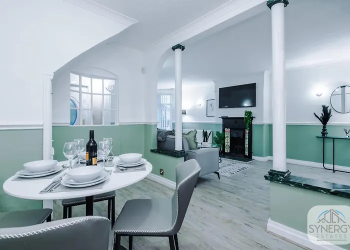 Jade House, - By Synergy Estates 펜션 *