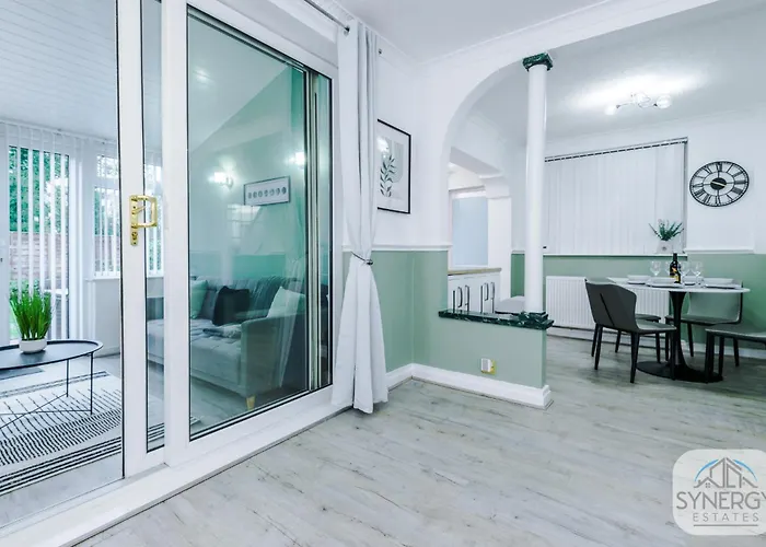 Jade House, - By Synergy Estates 펜션 *