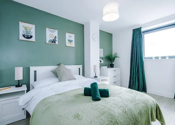 Stylish Apartment, Sleeps 6, Pool Table, Smart Tvs, Parking Available Apartament Manchester