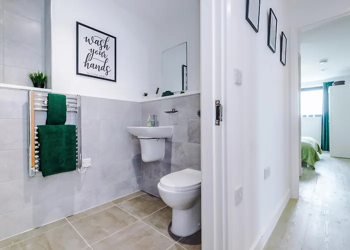 Daire Stylish Apartment, Sleeps 6, Pool Table, Smart Tvs, Parking Available Manchester