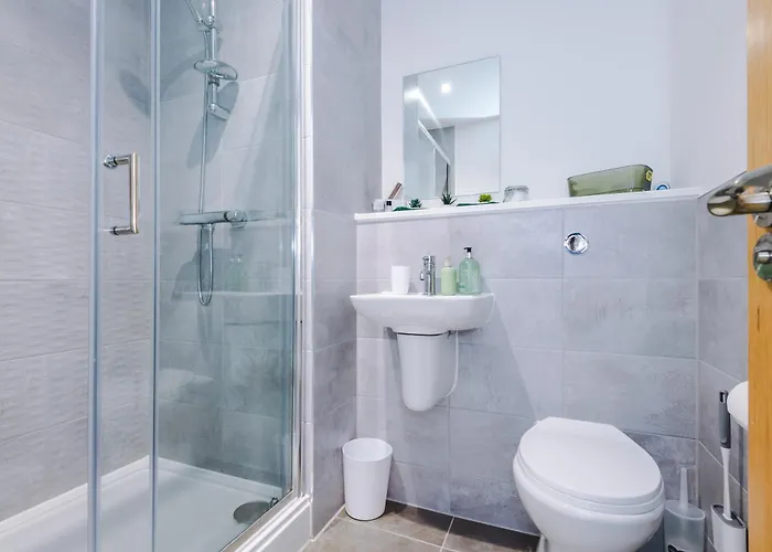 Stylish Apartment, Sleeps 6, Pool Table, Smart Tvs, Parking Available *