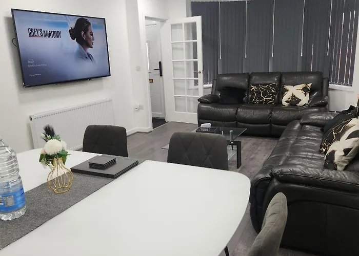 펜션 Etihcity - 3 Bedroom Semi - Free Parking Near Etihad Stadium, Tourist Attractions, Centre, Transport And Motorway Links Next To Mcdonald's - Sky N Netflix