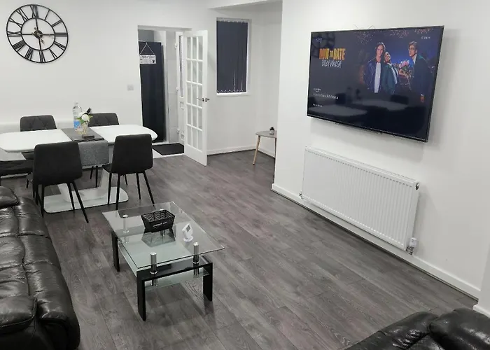 펜션 Etihcity - 3 Bedroom Semi - Free Parking Near Etihad Stadium, Tourist Attractions, Centre, Transport And Motorway Links Next To Mcdonald's - Sky N Netflix