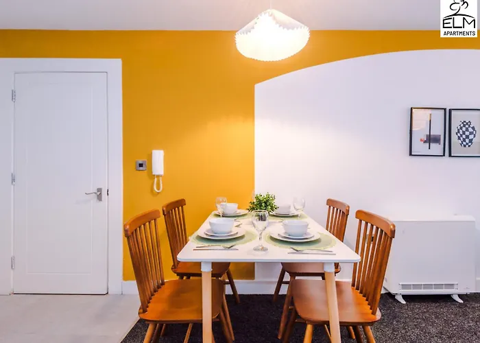 Elm , Collection Of Available Near Media , Free Parking 3* Manchester