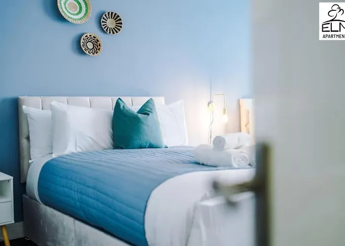 Luxurious 1-bedroom Apartment, Sleeps 4, Free Parking شقة *