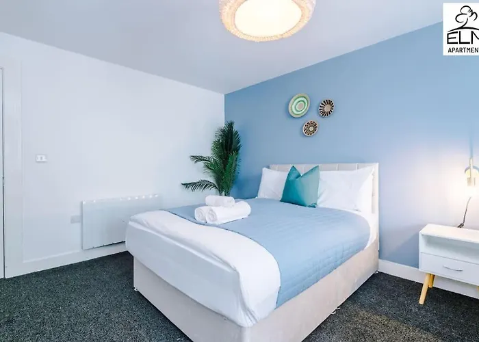 Luxurious 1-bedroom Apartment, Sleeps 4, Free Parking *