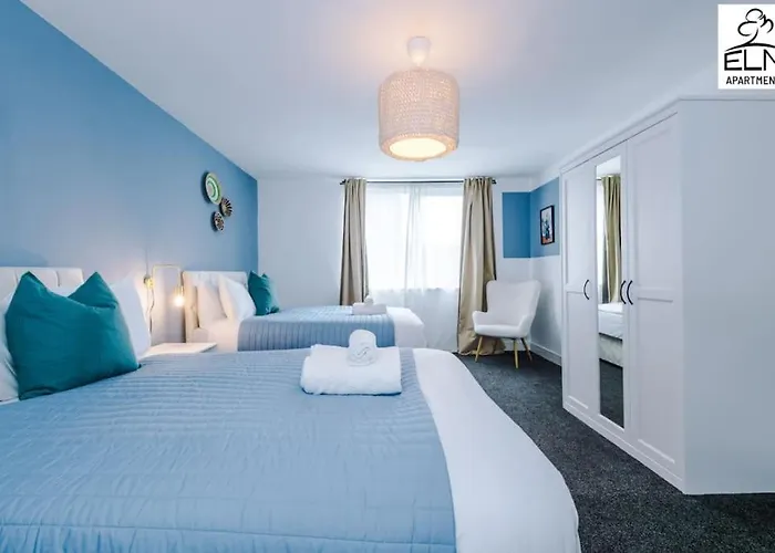 Luxurious 1-bedroom Apartment, Sleeps 4, Free Parking شقة *