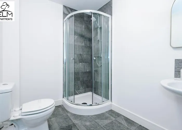 Luxurious 1-bedroom Apartment, Sleeps 4, Free Parking 아파트