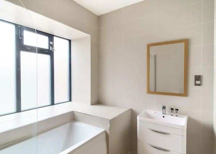 Bright 2 Bedroom In *