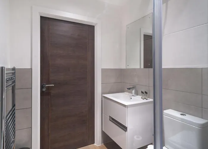 Zeni, Alexandra Rise Chic 1br Flat Lejlighed