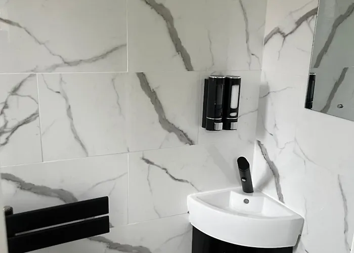 Dynasty - Alison Kelly Close Apartman Manchester