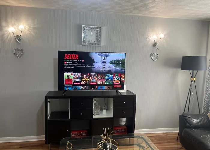 Charming 2-bedroom In דירה *