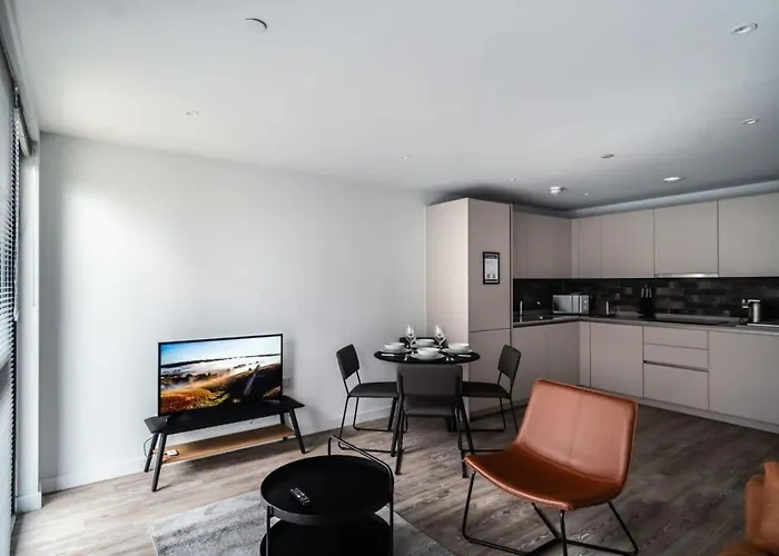 Spacious 2 Bed In Central *