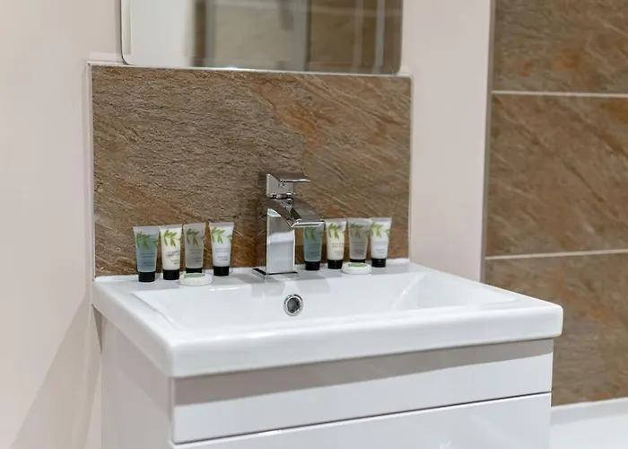 1bed Apartment, Free Parking For Two, Long Term Discounts Manchester