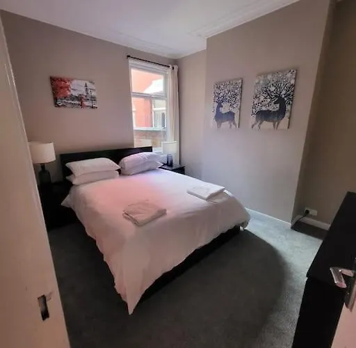 Lägenhet 4 Bedroom House, 8 Min To City! *