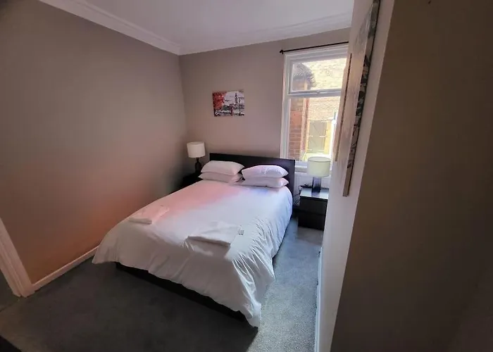 4 Bedroom House, 8 Min To City! * Manchester