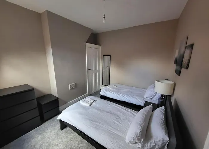 Lägenhet 4 Bedroom House, 8 Min To City! *