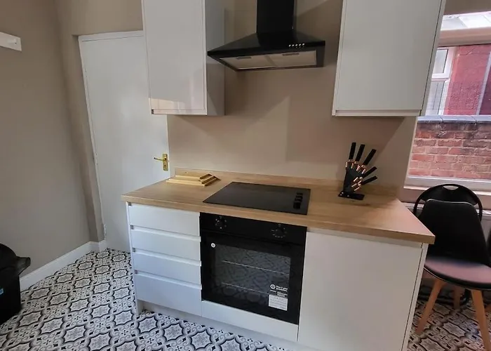 4 Bedroom House, 8 Min To City! * Manchester