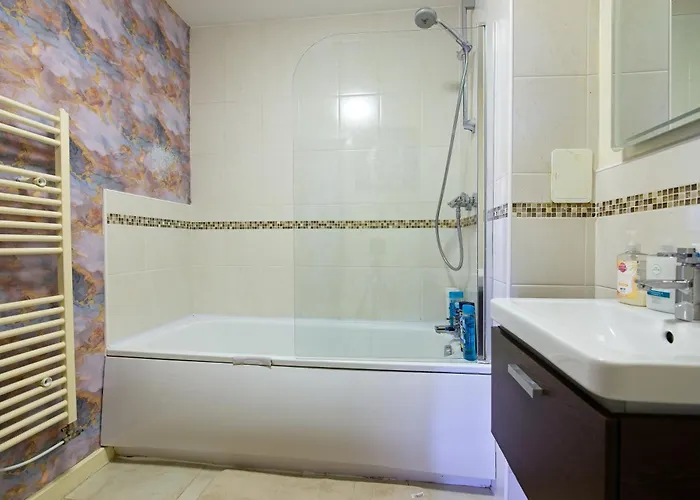 Retreat - Modern 2br Manchester