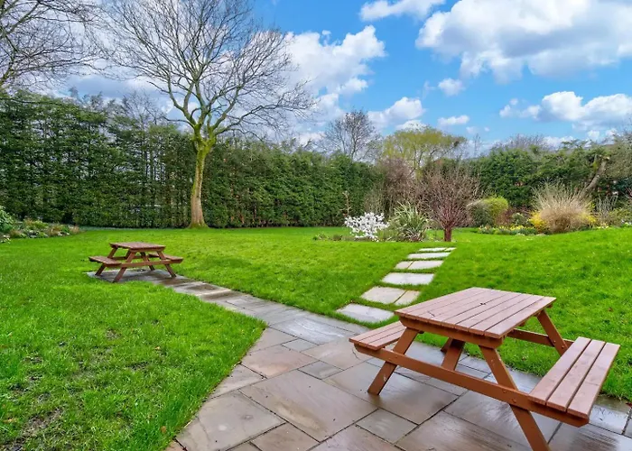 Luxury King Near Royal Hospital - Pass The Keys Manchester