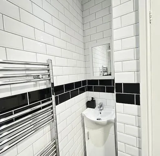 Lovely 5br In Manchester. Close To The 아파트 *