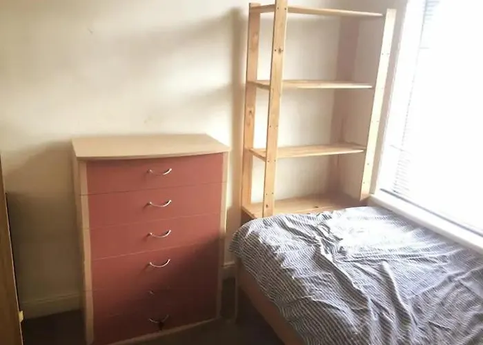 Habitación en casa particular Single - Town & Nearby, 24h Bus, Airport-linked Mánchester