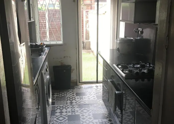 Single - Town & Nearby, 24h Bus, Airport-linked 맨체스터