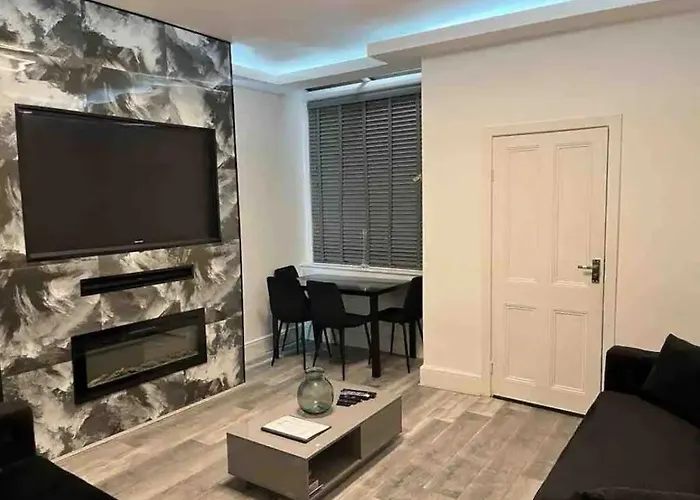 3 Bedroom House With Modern Interior, Close To The Etihad Stadium