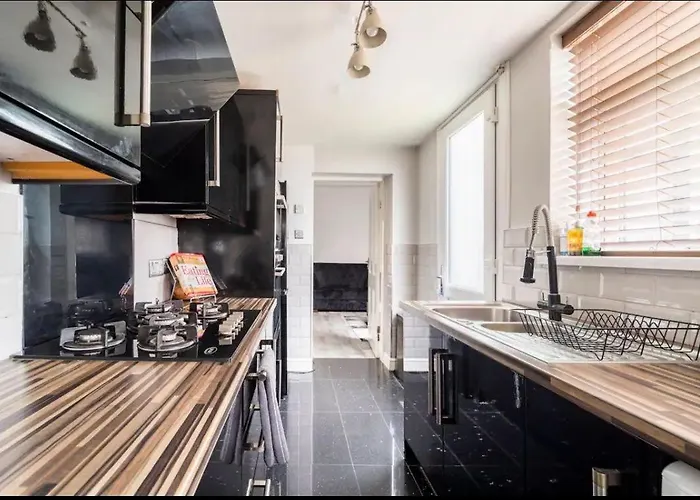 3 Bedroom House With Modern Interior, Close To The Etihad Stadium Manchester