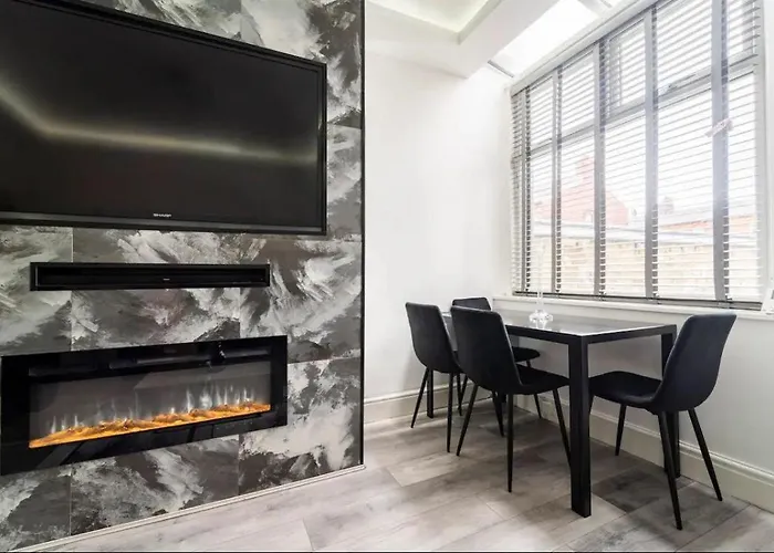 3 Bedroom House With Modern Interior, Close To The Etihad Stadium