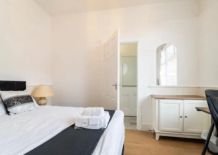 3 Bedroom House With Modern Interior, Close To The Etihad Stadium