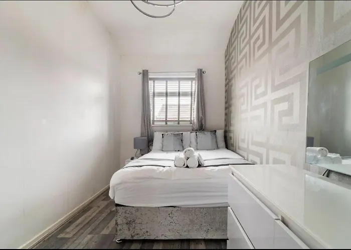 3 Bedroom House With Modern Interior, Close To The Etihad Stadium Manchester