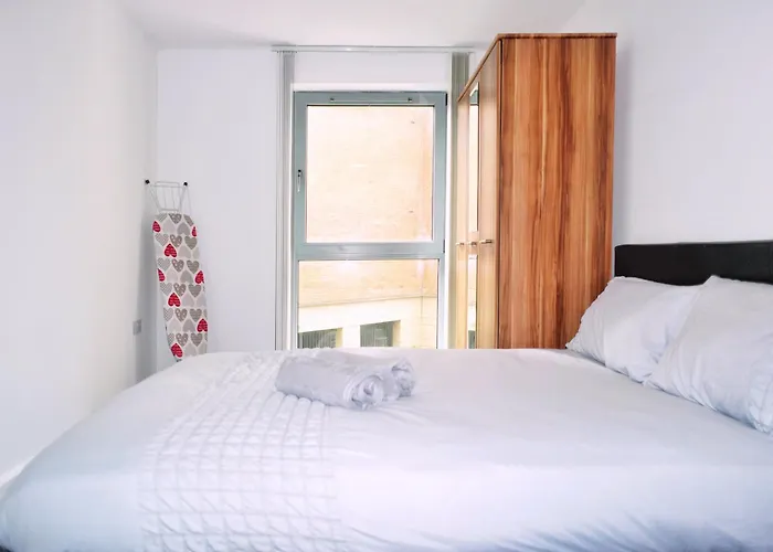 Apartamento 2 Bed Ensuite With Balcony And Free Onsite Secure Parking *