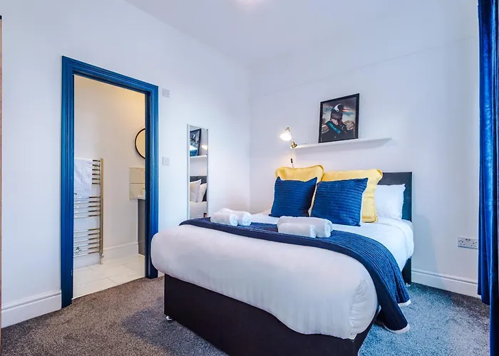 Barton House - Sleeping 10 *