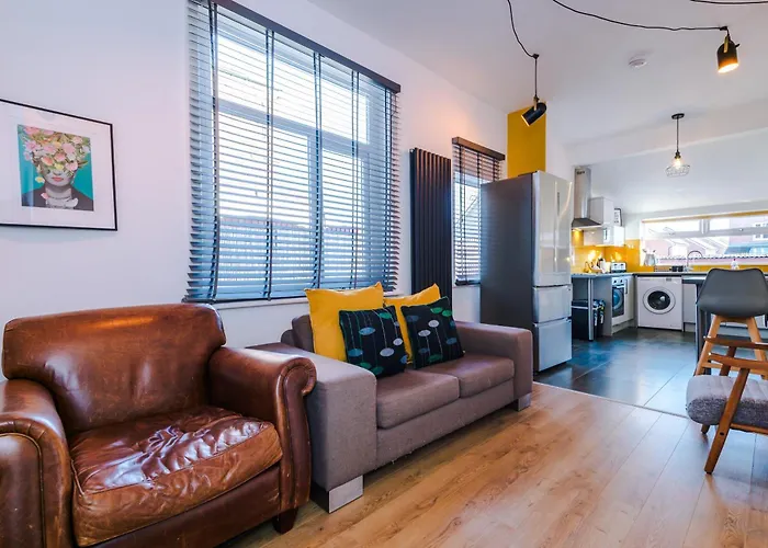 Barton House - Sleeping 10 *