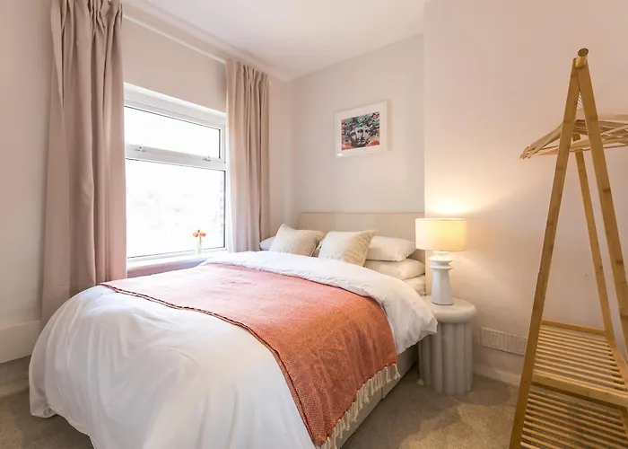 Spacious 4 Bedroom - Sleeps 8 *