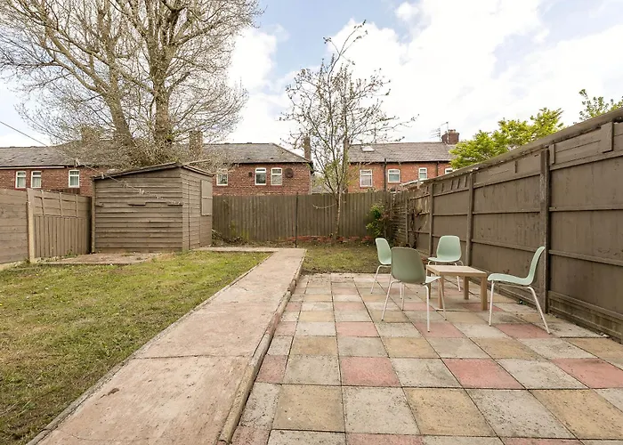 Spacious 4 Bedroom - Sleeps 8 *