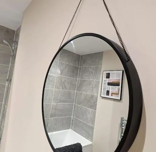 Bright 1 Bedroom Flat In Salford With Parking Available * 맨체스터