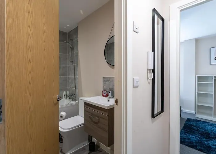 Bright 1 Bedroom Flat In Salford With Parking Available 아파트 *