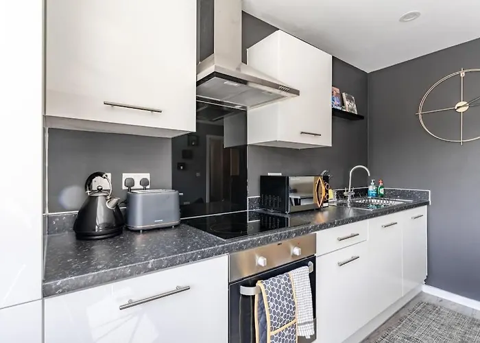 Bright 1 Bedroom Flat In Salford With Parking Available *