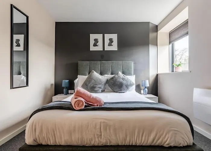 Bright 1 Bedroom Flat In Salford With Parking Available 아파트