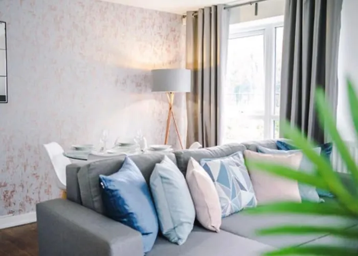 Apartman Near Centre, Etihad, Coop Live *