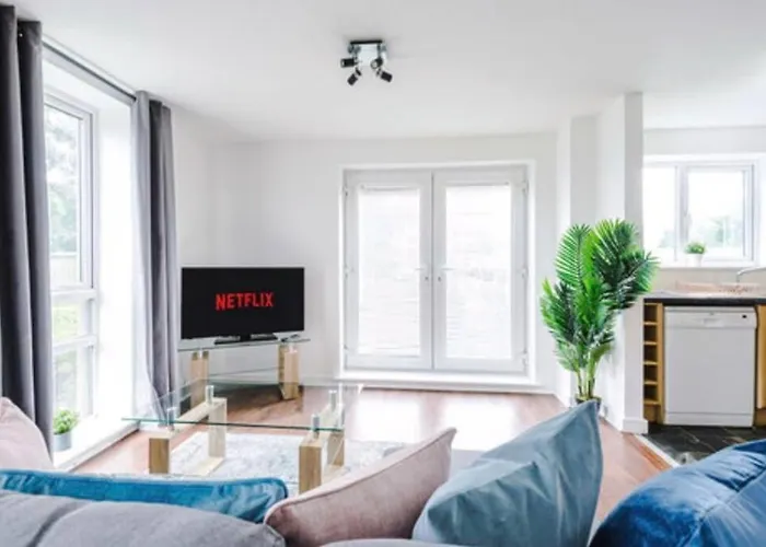 Near Centre, Etihad, Coop Live * مانشستر