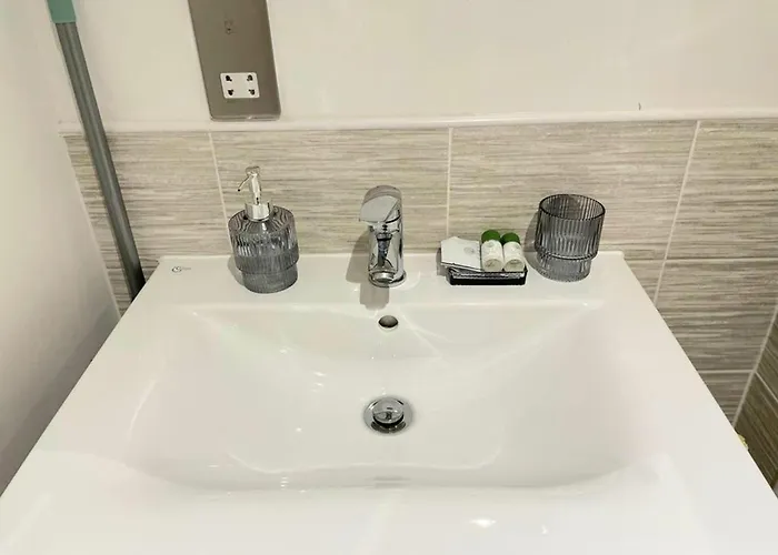 1b-steps To Uni&stadium- Wi-fi Netflix Breakfast