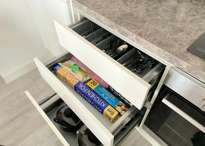 1b-steps To Uni&stadium- Wi-fi Netflix Breakfast *