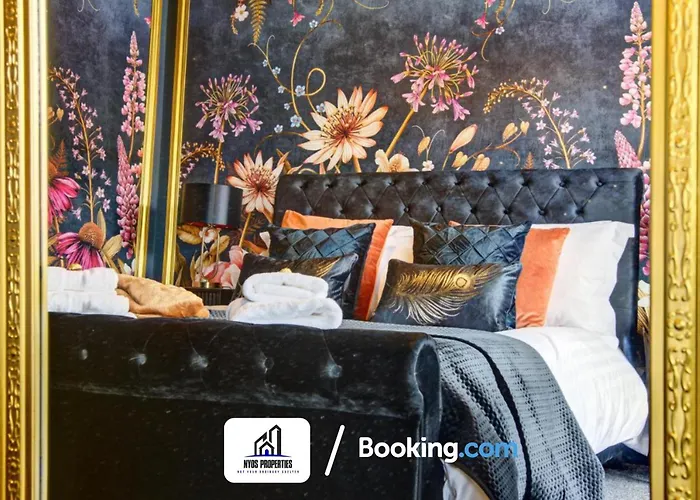 Дом отдыха 3 Bedroom By Nyos Short Lets & Serviced With Garden *