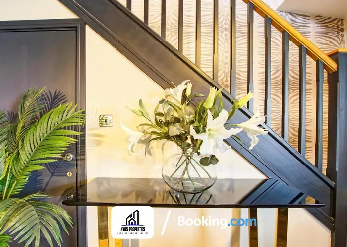 3 Bedroom By Nyos Short Lets & Serviced With Garden Манчестер