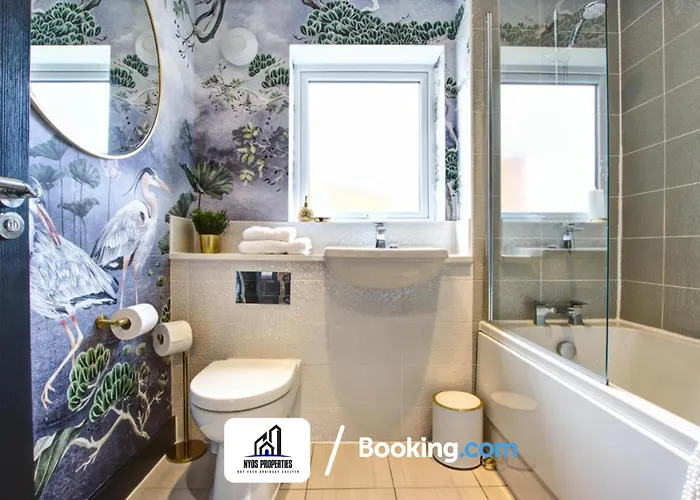 3 Bedroom By Nyos Short Lets & Serviced With Garden *