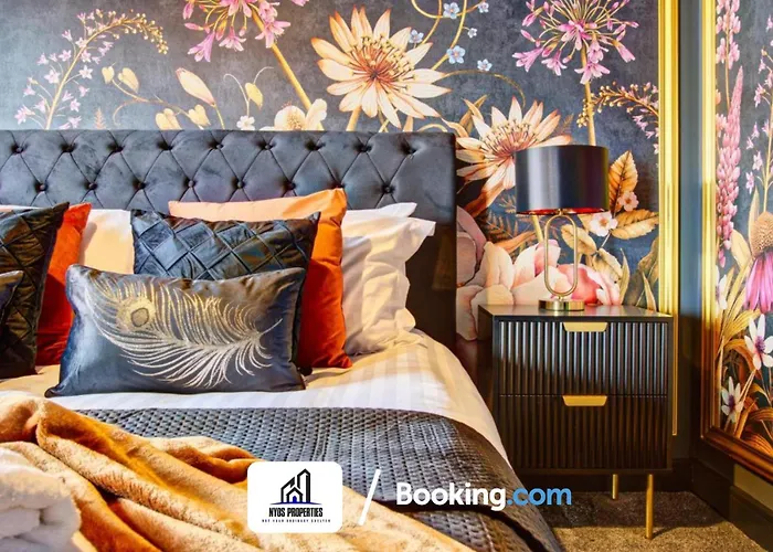 3 Bedroom By Nyos Short Lets & Serviced With Garden * Манчестер