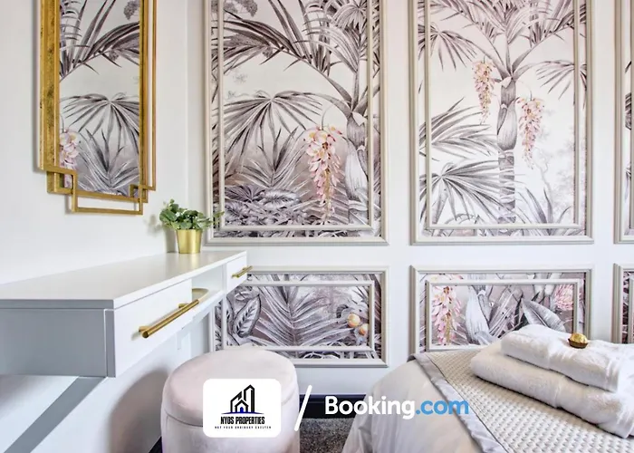 3 Bedroom By Nyos Short Lets & Serviced With Garden Дом отдыха